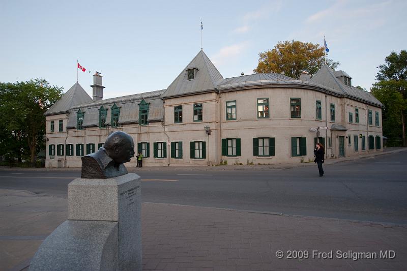 20090828_012006 D3.jpg - Bust of Churchill. Old City, Quebec